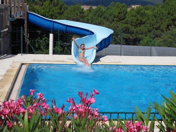 Piscine avec toboggan