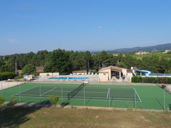 Le tennis du village de gîtes